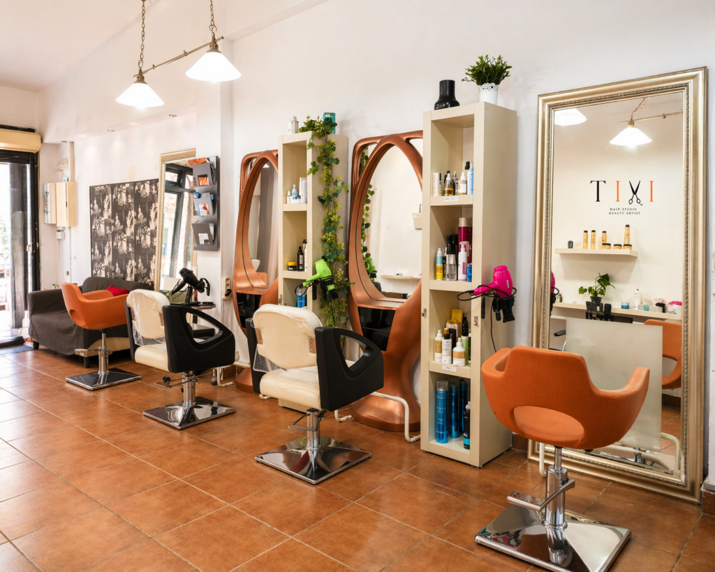 Interior de TIXI Peluquería en Málaga con tocadores, sillones de peluquería y zona de trabajo del salón